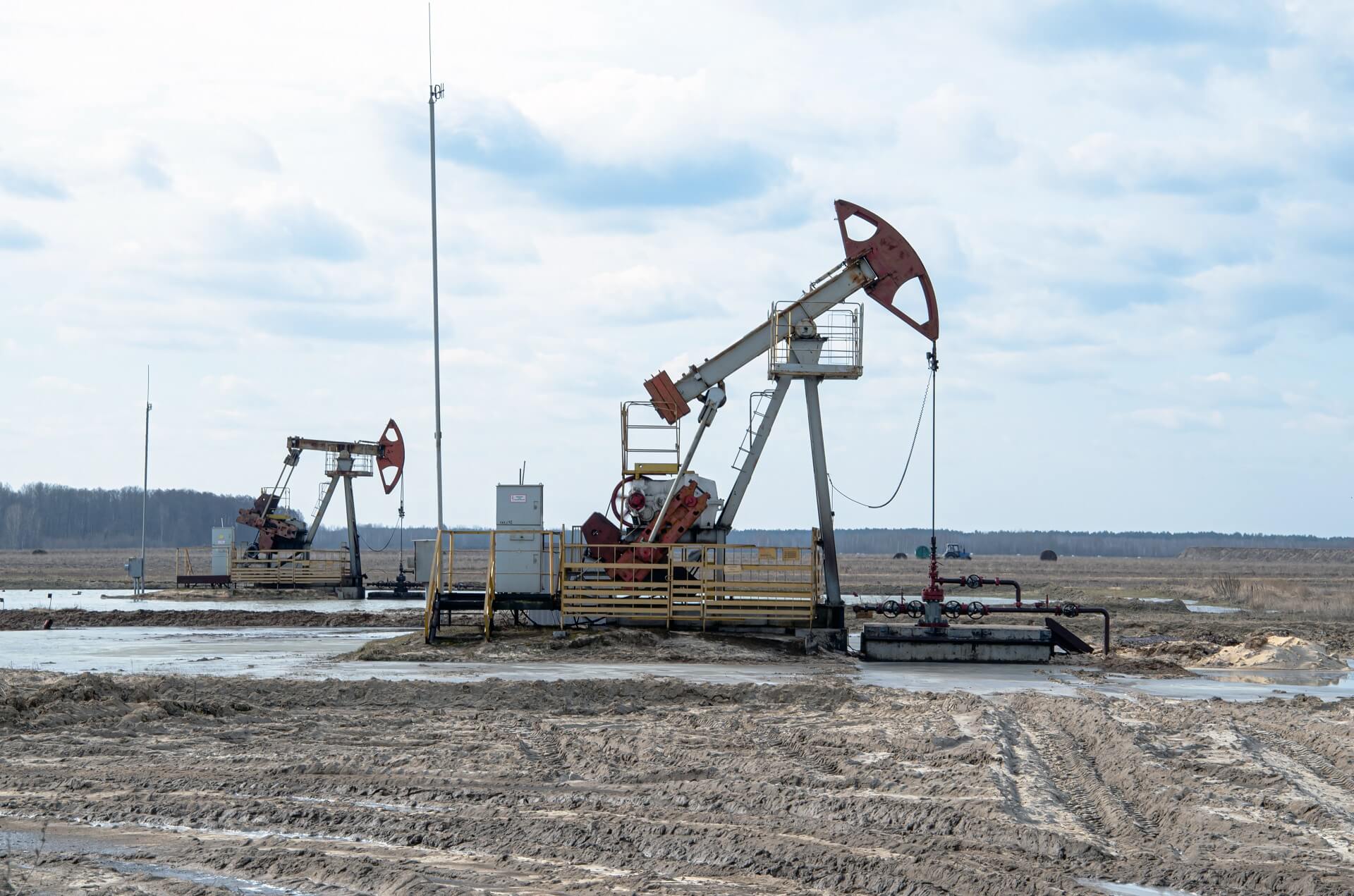 crude-oil-pump-oil-field (1)