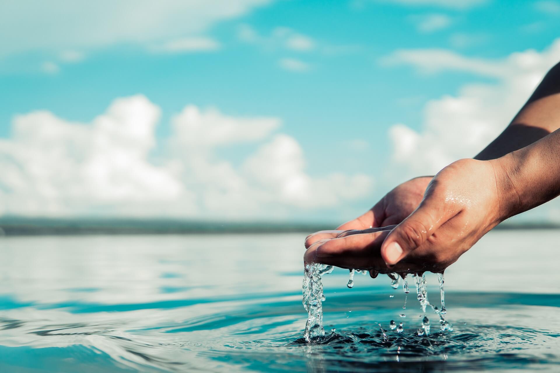 Касание воды. Рука касается воды. Нога касается воды. Фото храните воду.